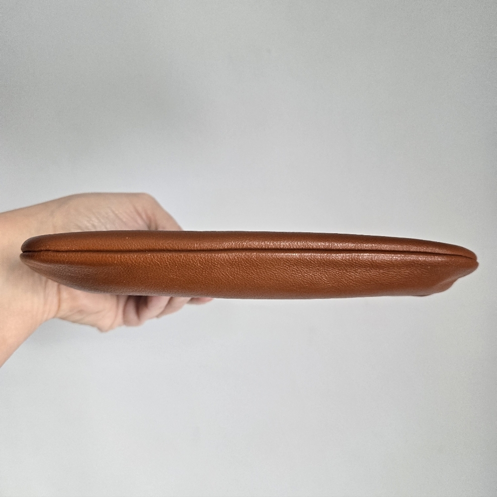 VINTAGE Brown Leather Clutch With Kiss Clasp Closer - Picture 4 of 9